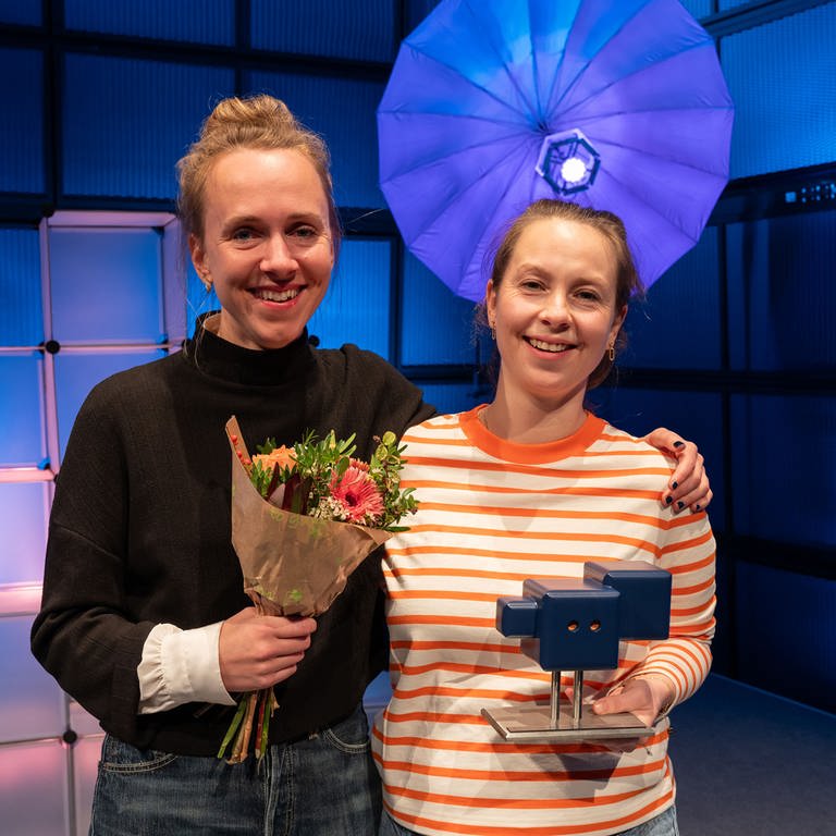 Mara May (li.) und Jurate Braginaite mit dem Deutschen Hörspielpreis der ARD