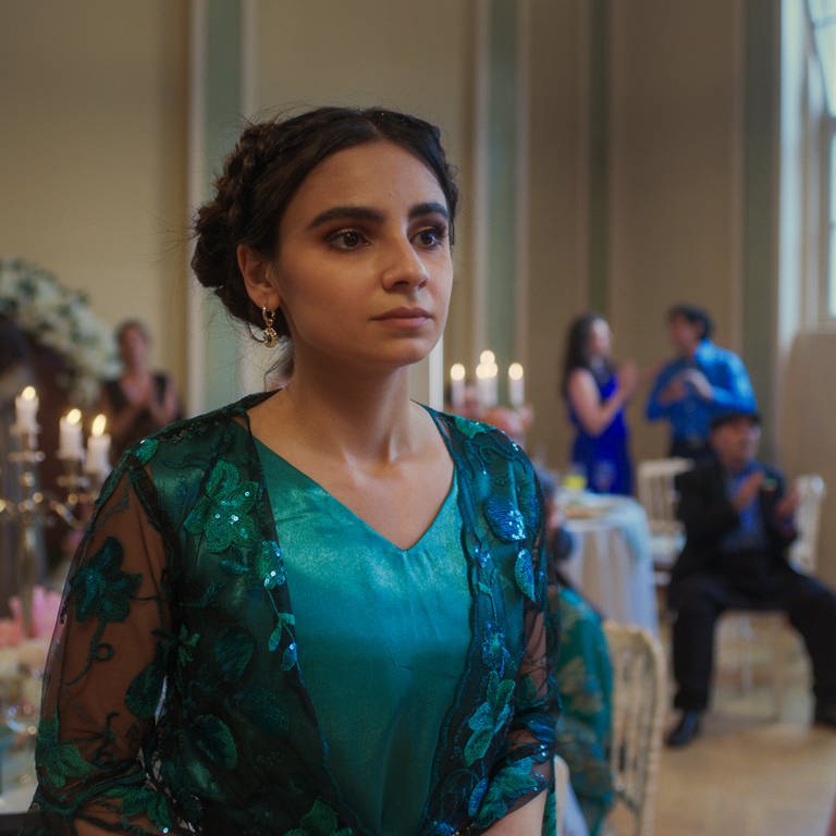 Elaha (Bayan Layla), die selbst bald heiraten wird, als Gast bei einer Hochzeit. 