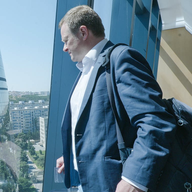 Der Bundestags- und Europaratsabgeordnete Frank Schwabe blickt aus dem Fenster der Flame Towers dem Wahrzeichen der aserbaidschanischen Hauptstadt Baku.