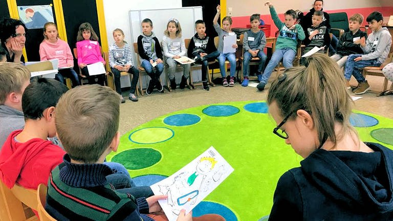 Knietzsche macht Nachrichten an der Sternbergschule Altschweier