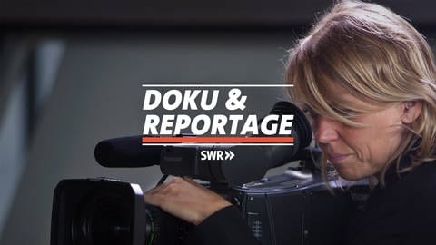 Logo der Sendereihe Doku & Reportage. Eine Frau schaut durch die Kamera.