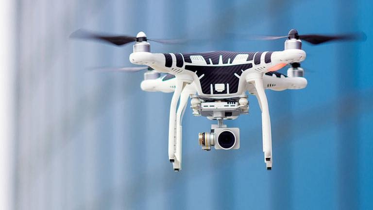 Eine Drohne mit einer Kamera. (Foto: Getty Images, Thinkstock -)