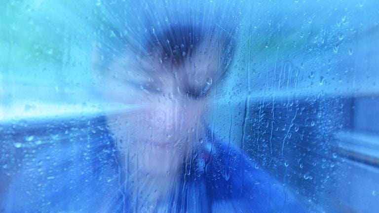 blau verschwommenes Bild einer Frau (Foto: picture-alliance / dpa, picture-alliance / dpa -)