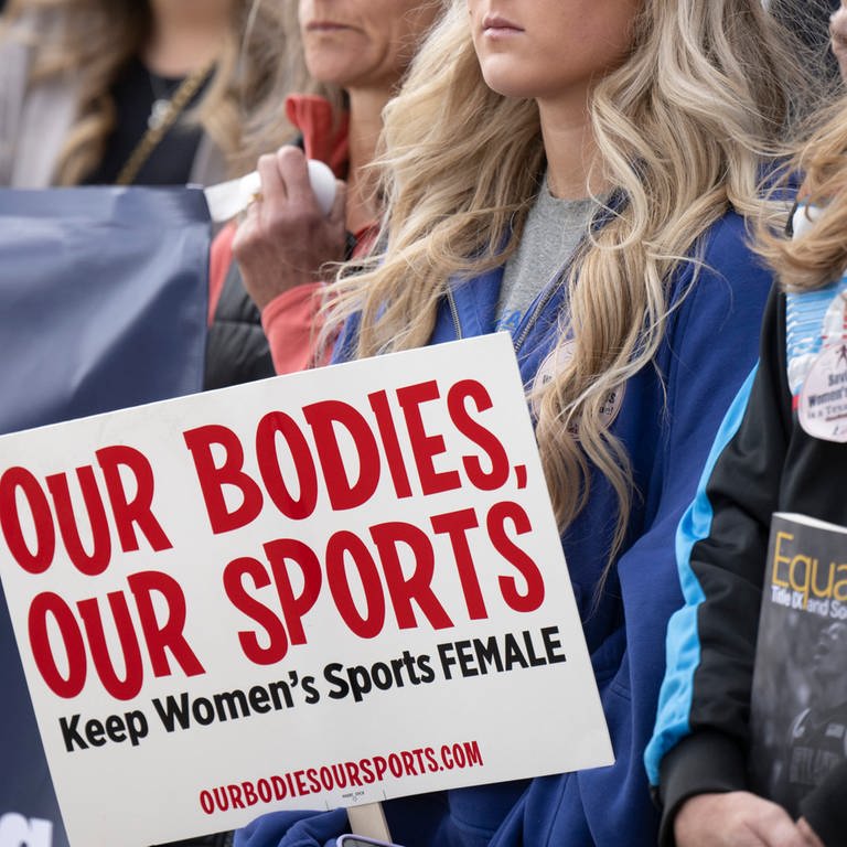 Proteste gegen Transgender-Athleten (Foto: AP)