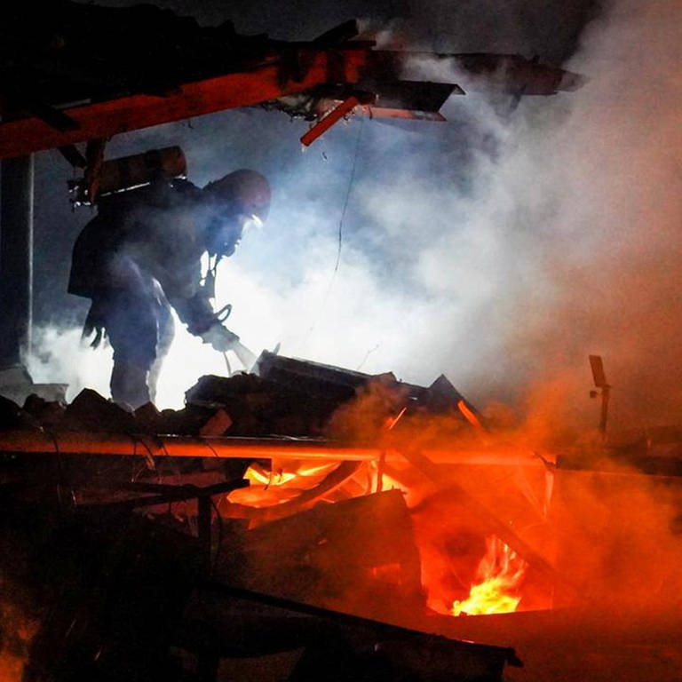 Ein Feuerwehrmann durchquert Trümmer nach einem Drohnenangriff in der Region Tscherkassy (Foto: via REUTERS)