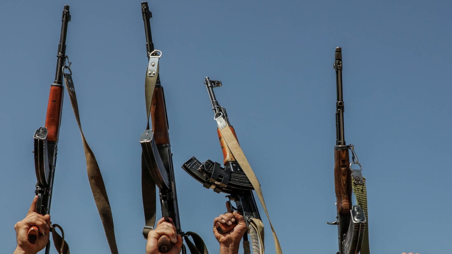 Waffen von Mitgliedern der vom Iran unterstützten Huthi-Miliz (Foto: dpa)