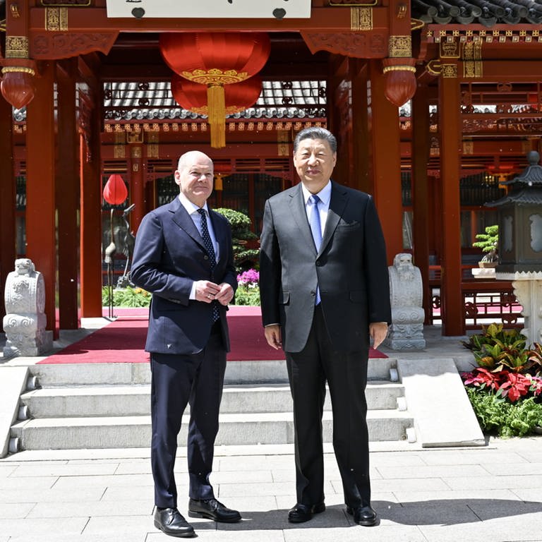 Xi Jinping und Olaf Scholz stellen sich am Rande ihres Treffens in Peking (China) für ein Foto zusammen.  (Foto: dpa)