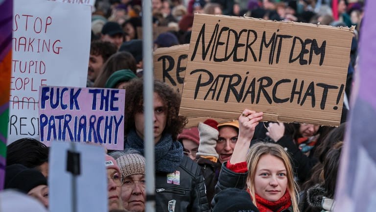 Am internationalen Frauentag demonstrieren Teilnehmer auf dem Rathausmarkt in Hamburg für die Rechte von Frauen.  (Foto: dpa)