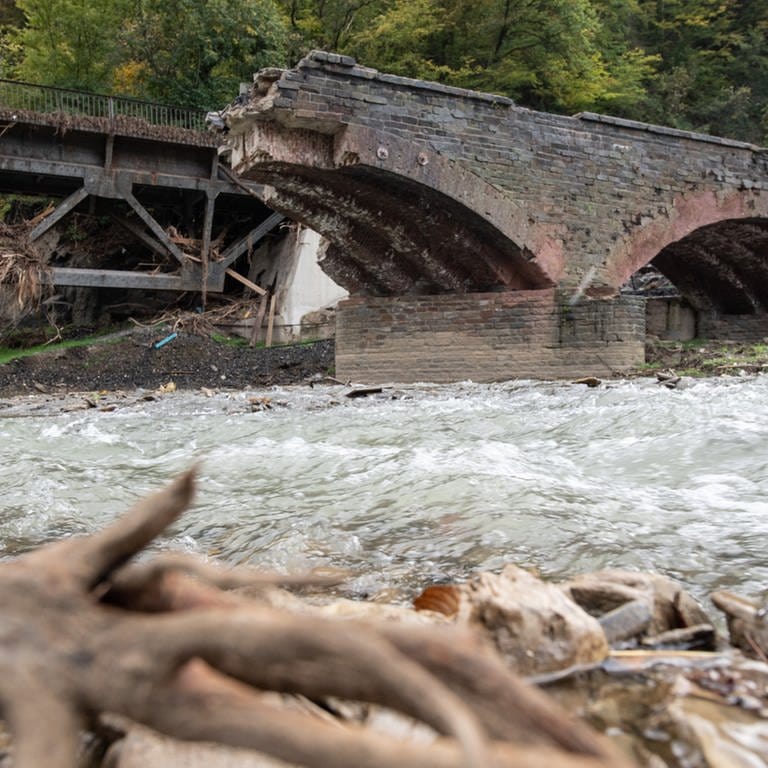 Die von der Flut zerstörte Eisenbahnbrücke über die Ahr zwischen Mayschoss und Rech. (Foto: dpa)