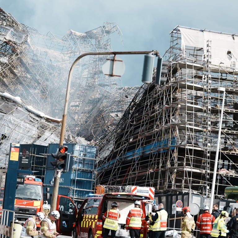 Die Fassade der Alten Börse in Kopenhagen ist nach einem Brand zusammengefallen. (Foto: AP)