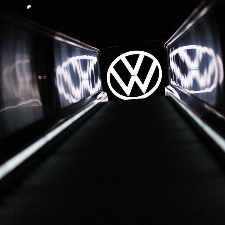 Das Logo von Volkswagen leuchtet im Dunkeln. (Foto: AFP)