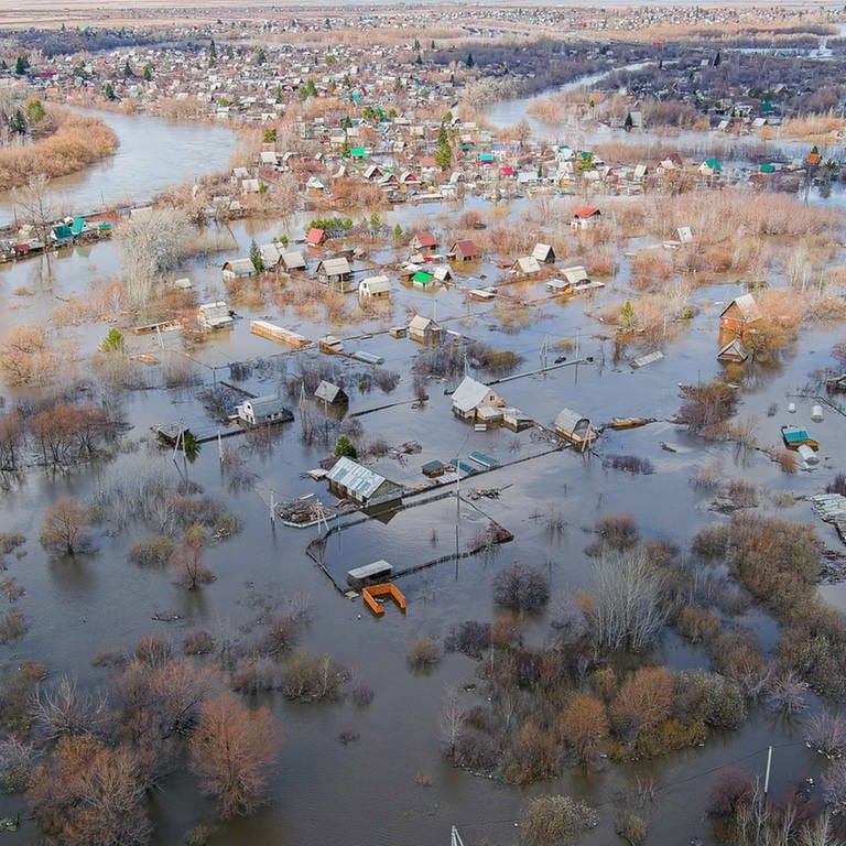 Luftaufnahme eines bewohnten betroffenen Gebiets, das vom Hochwasser betroffen ist (Aufnahme: 17.04.2024) (Foto: picture alliance/dpa/TASS)