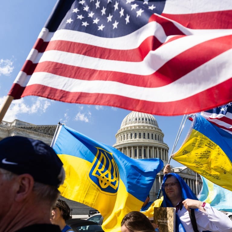 Die Flaggen der USA und der Ukraine vor dem US-Kapitol. (Foto: EPA)