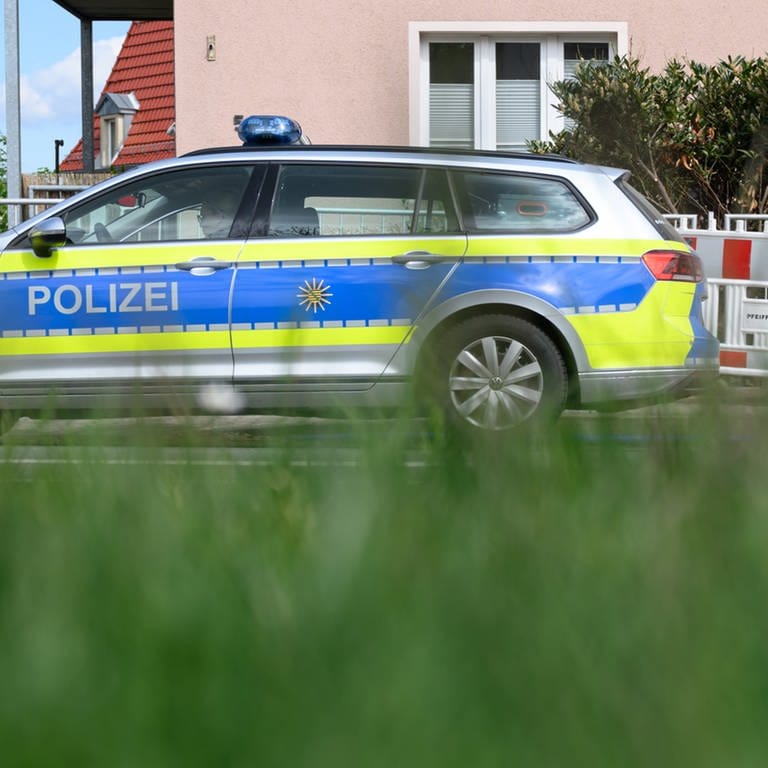 Ein Polizeifahrzeug steht vor einem Wohnhaus in Dresden (Foto: dpa)