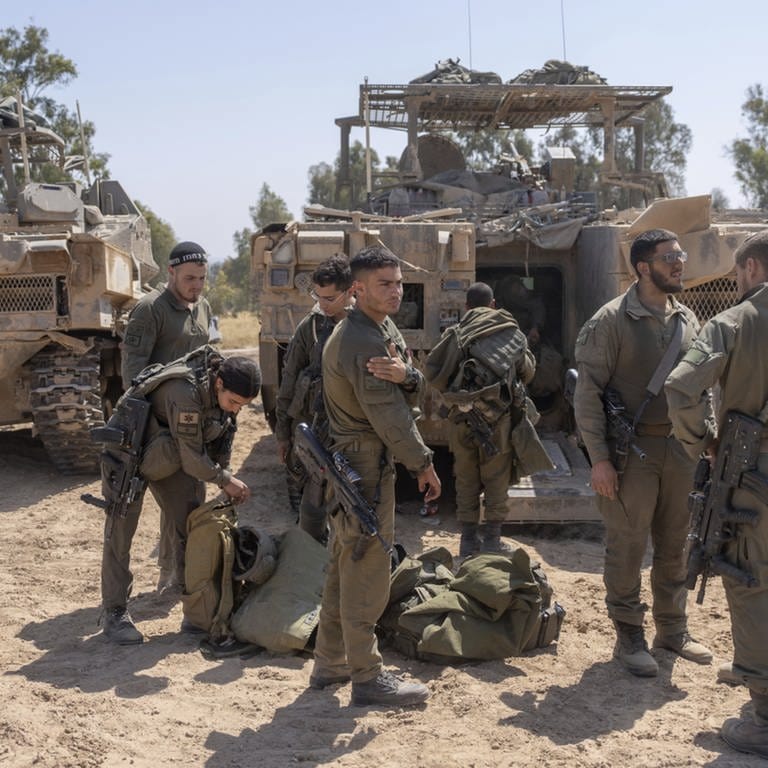 Archiv: Israelische Soldaten stehen neben Mannschaftstransportern in der Nähe der Grenze zwischen Israel und Gaza. (Foto: dpa)