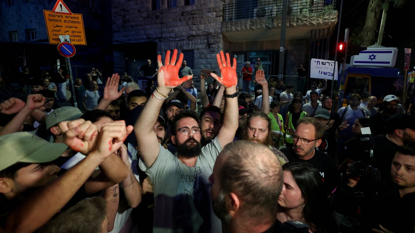 Menschen protestieren in Jerusalem für die Freilassung der im Gazastreifen gefangengehaltenen Geiseln.  (Foto: REUTERS)