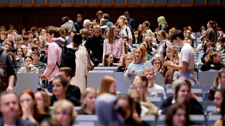 Studierende im großen Hörsaal am Tag der Erstsemesterbegrüßung zum Wintersemester 202324 an der Uni Köln.  (Foto: picture alliance / Panama Pictur)