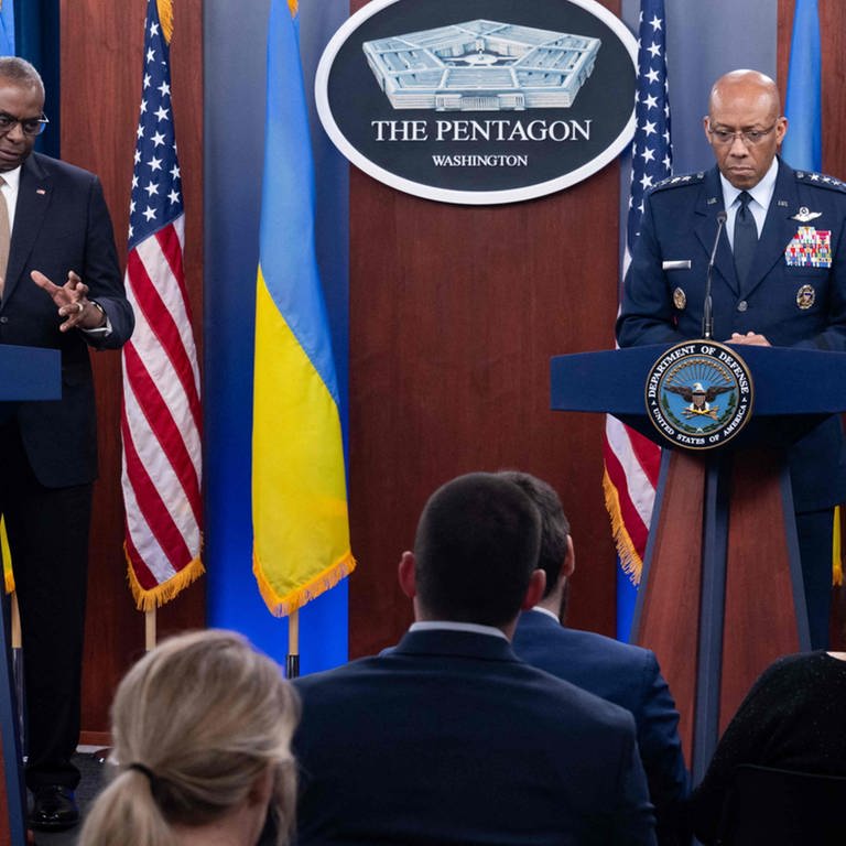 US-Verteidigungsminister Lloyd Austin (links) und US-General Charles Brown während einer Pressekonferenz. (Foto: AFP)