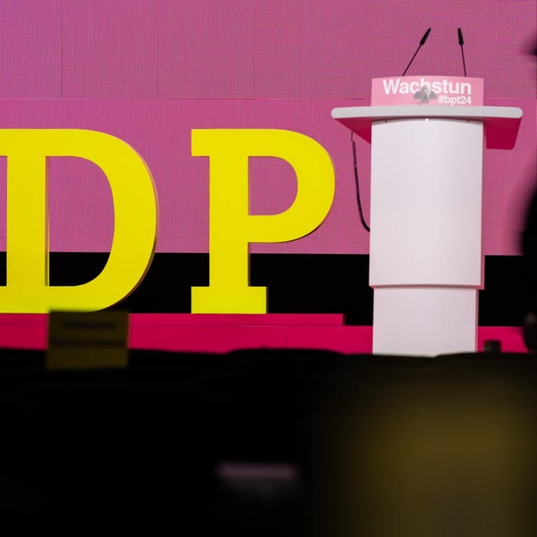 Blick auf ein FDP Schriftzug und Rednerpult auf dem Bundesparteitag der FDP in Berlin.  (Foto: dpa)