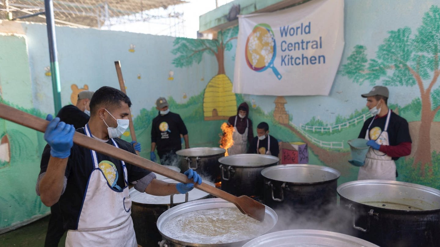 Ein Mitarbeiter von World Central Kitchen rührt mit einem riesigen Löffel Essen in einem riesigen Topf um. (Foto: @chefjoseandres via REUTERS)