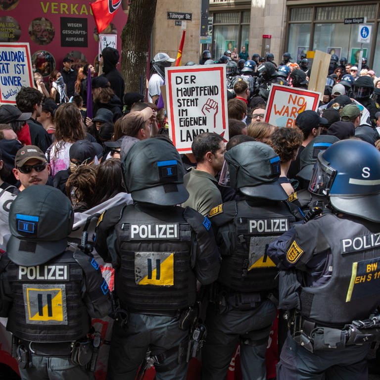 Polizisten und linke Demonstranten in Stuttgart (Foto: dpa)