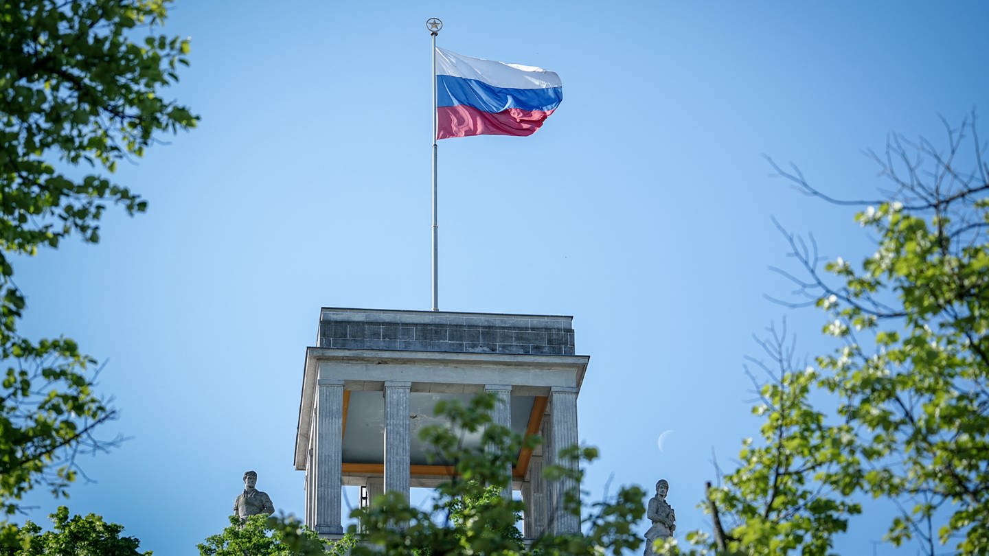 Die Flagge Russlands weht über der russischen Botschaft in Berlin.