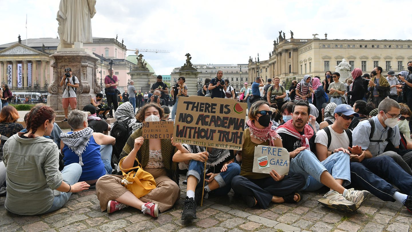 Menschen protestieren auf dem Gelände der Humboldt-Universität Berlin gegen den Krieg im Gazastreifen. (Quelle: dpaPaul Zinken)