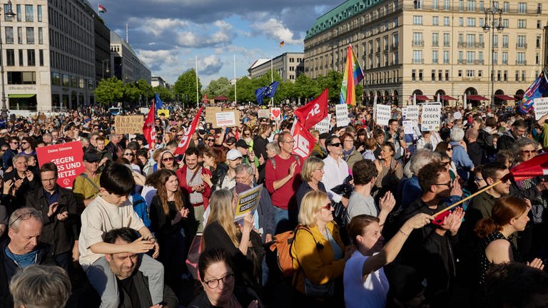 Teilnehmer einer Demonstration gegen Gewalt und für Demokratie in Dresden (Foto: dpa)