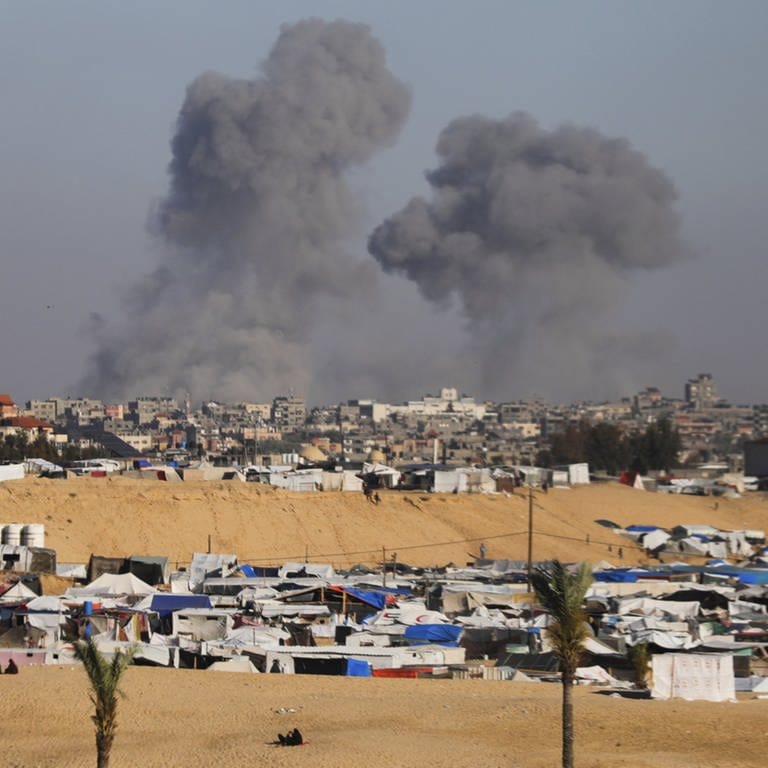 Rauch steigt über Rafah auf nach einem israelischen Angriff.
