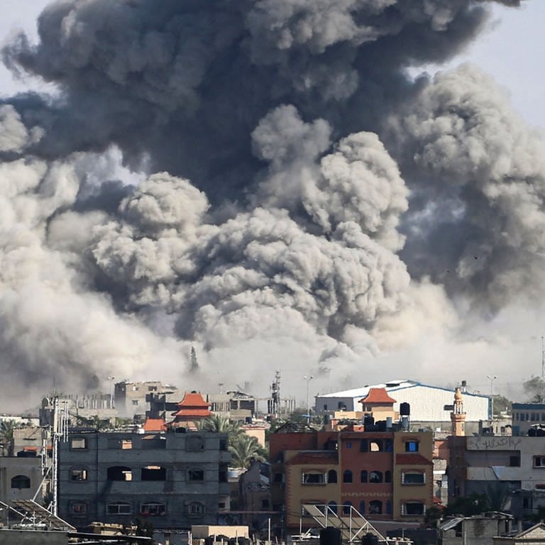 Rauch steigt nach Beschuss in Rafah auf