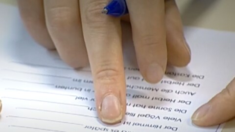 Finger zeigen auf Wörter. Lesen Lernen im Erwachsenenalter ist nicht leicht.  (Foto: SWR)