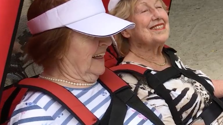 Die Senioren-Rikscha in Karlsruhe macht ältere Menschen mobil. 