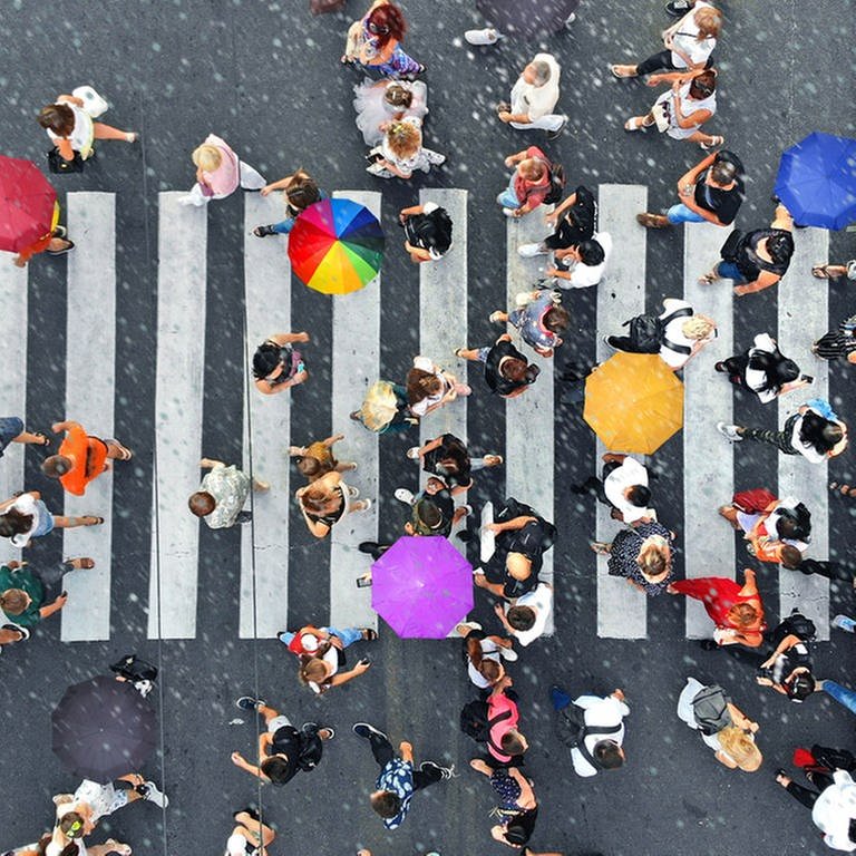 Symbolbild zur Umfrage "Wir gesucht - Was hält uns zusammen?" im Rahmen der ARD Themenwoche 2022, Menschen laufen über einen Zebrastreifen (Foto: AdobeStock/Dmytro)