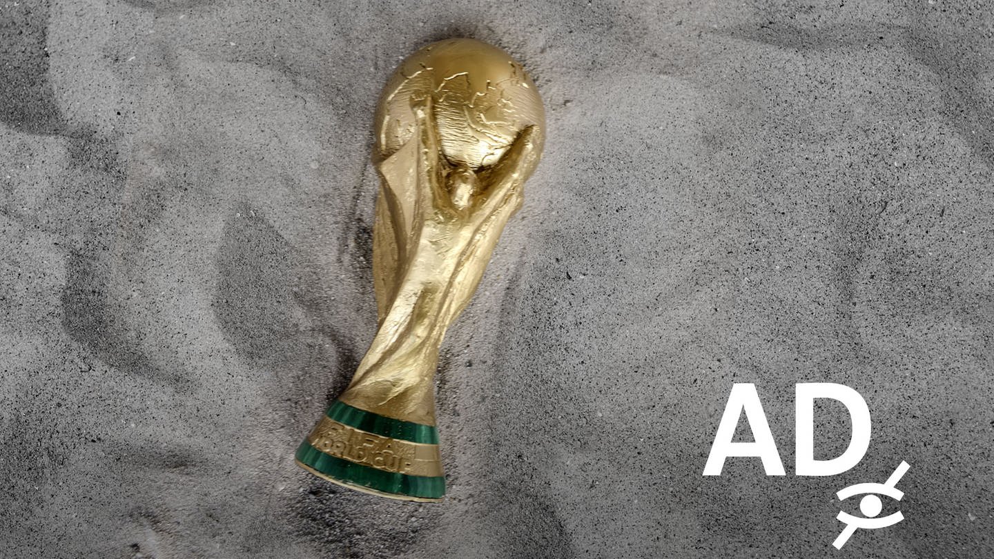 Pokal der Fussball-WM liegt im Sand, dazu und ein Icon mit einem durchgestrichen Auge als Symbol für Audiodeskription (AD) (Foto: IMAGO, Colourbox, Collage SWR)