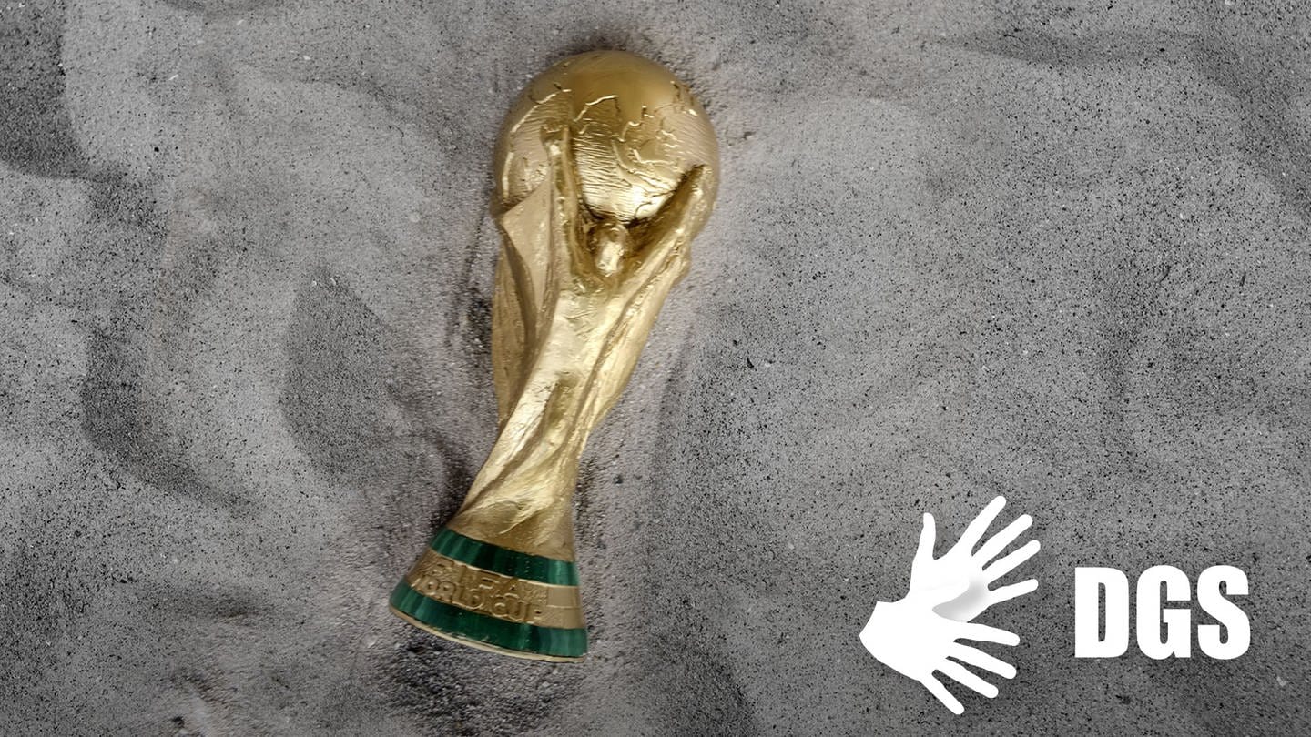 Pokal der Fussball-WM liegt im Sand, dazu und ein Icon mit Händen als Symbol für Deutsche Gebärdensprache (DGS) (Foto: IMAGO, Colourbox, Collage SWR)