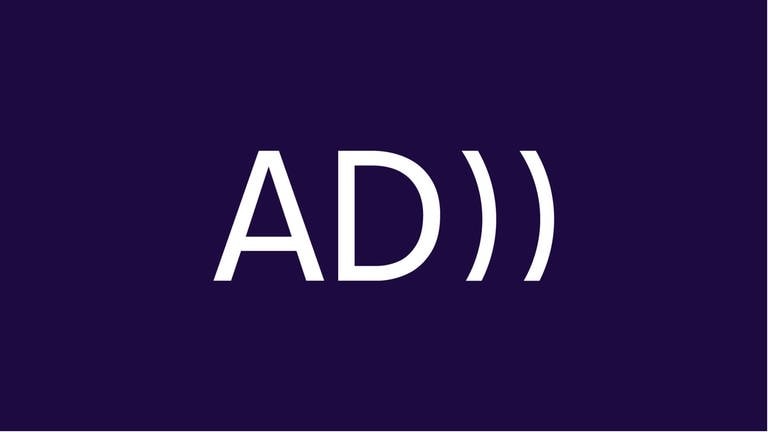 Icon für Audiodeskription im SWR in weiß auf blauem Hintergrund: Die Buchstaben AD als Abkürzung für Audiodeskription