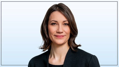 Anne Spiegel, Spitzen·kandidatin von der Partei Die Grünen. (Foto: Pressestelle, BÜNDNIS 90/DIE GRÜNEN Rheinland-Pfalz, Collage SWR)