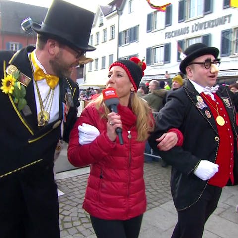 Anina Wenderoth begleitet von zwei Narren (Foto: SWR)