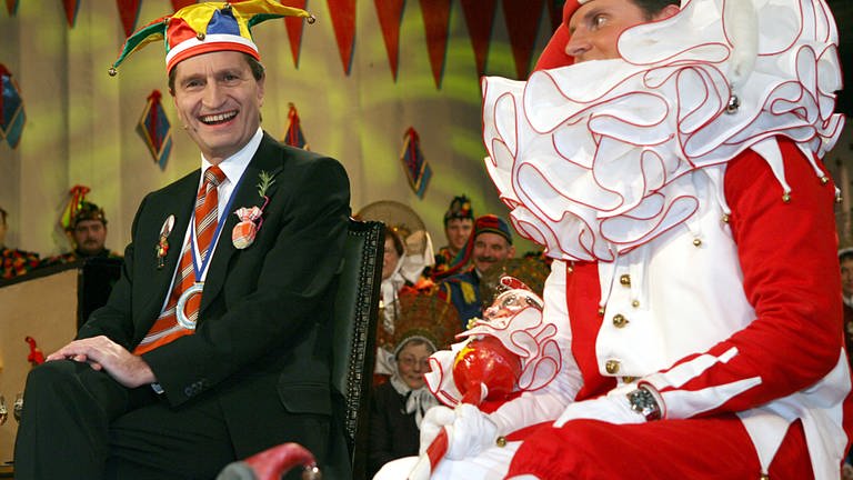 Günther Oettinger steht vor dem Stockacher Narrengericht