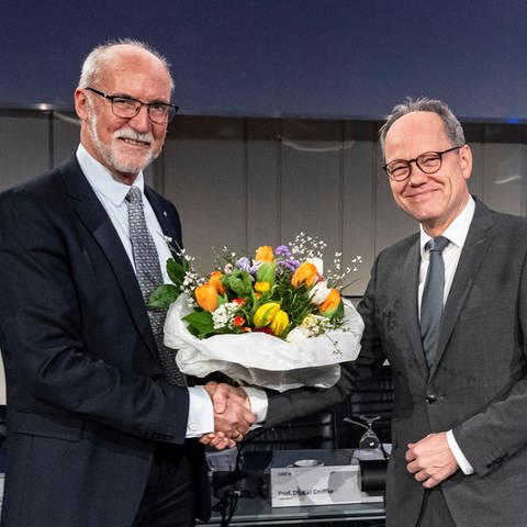 Kai Gniffke gratuliert Engelbert Günster (Foto: SWR, SWR/Patricia Neligan)