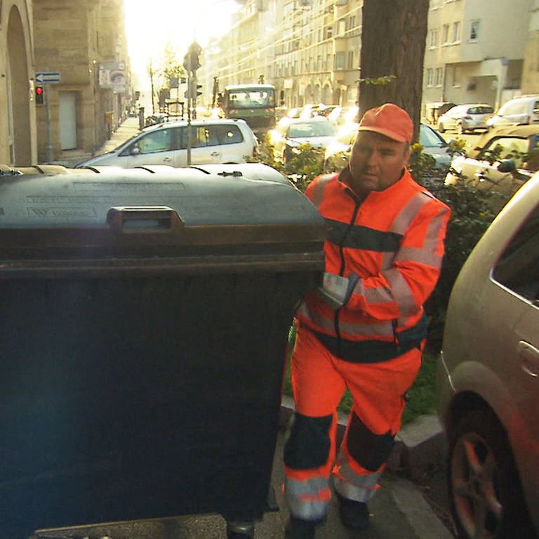 zwei Müllmänner bei der Arbeit (Foto: SWR)