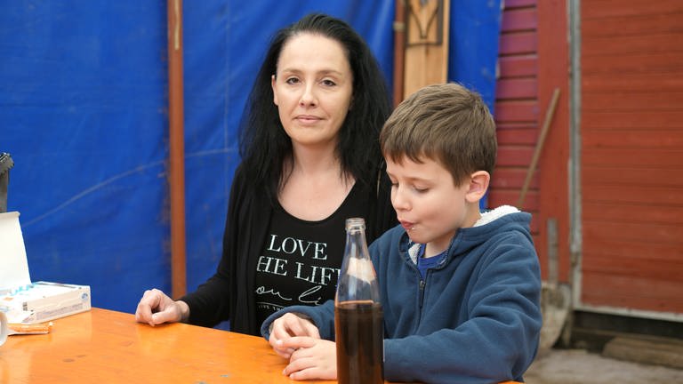 Sandra und ihr Sohn David: "Autisten haben eine Art Panik ums Überleben. Deshalb bekommen sie bei Veränderungen Angst." (Foto: SWR)