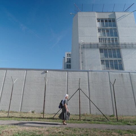 Nonne vera läuft die Mauer des JVA Stuttgart entlang (Foto: SWR)
