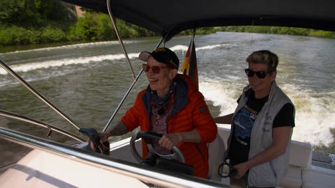 Elly und Meike aus Stuttgart fahren zusammen mit einem Motorboot auf dem Neckar und lachen zusammen. (Foto: SWR)