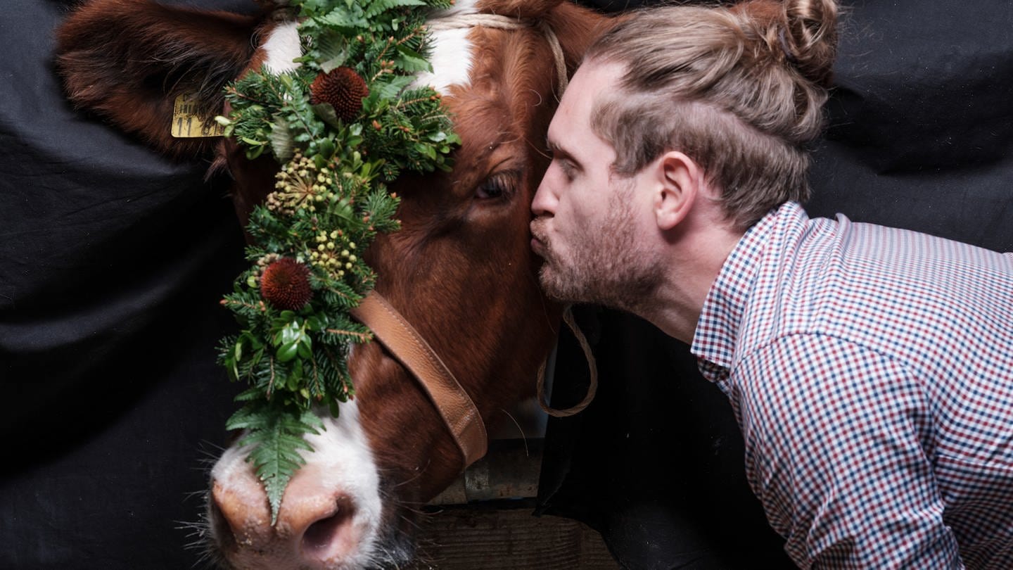 Fotograf Sebastian Wehrle und eines seiner Kuh-Models (Foto: SWR)