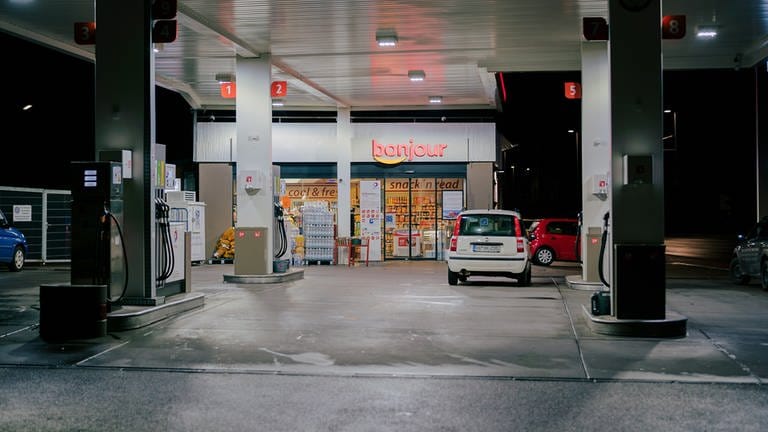 24 Stunden Tankstelle in Weinstadt - Auto steht an Zapfsäule (Foto: SWR, Foto: Christopher Müller)