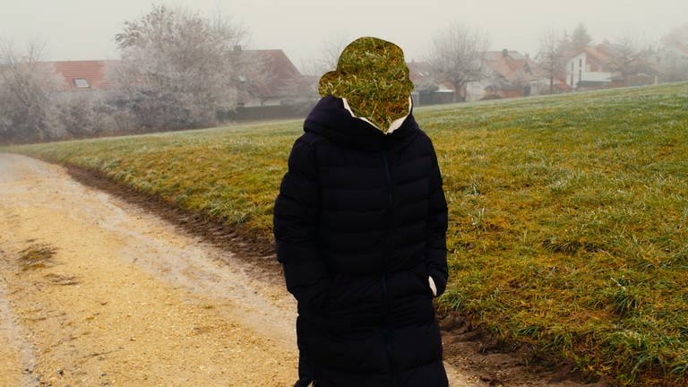  Eine Frau spaziert über ein Feld. Sie ist Lehrerin, hat einen Burnout und erzählt darüber. (Foto: SWR)