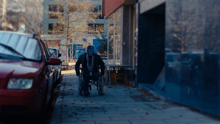 Mann im Rollstuhl ist anonymisiert. Er erzählt über seine Drogensucht.