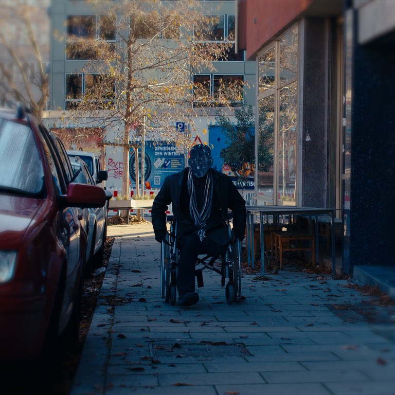 Mann im Rollstuhl ist anonymisiert. Er erzählt über seine Drogensucht.