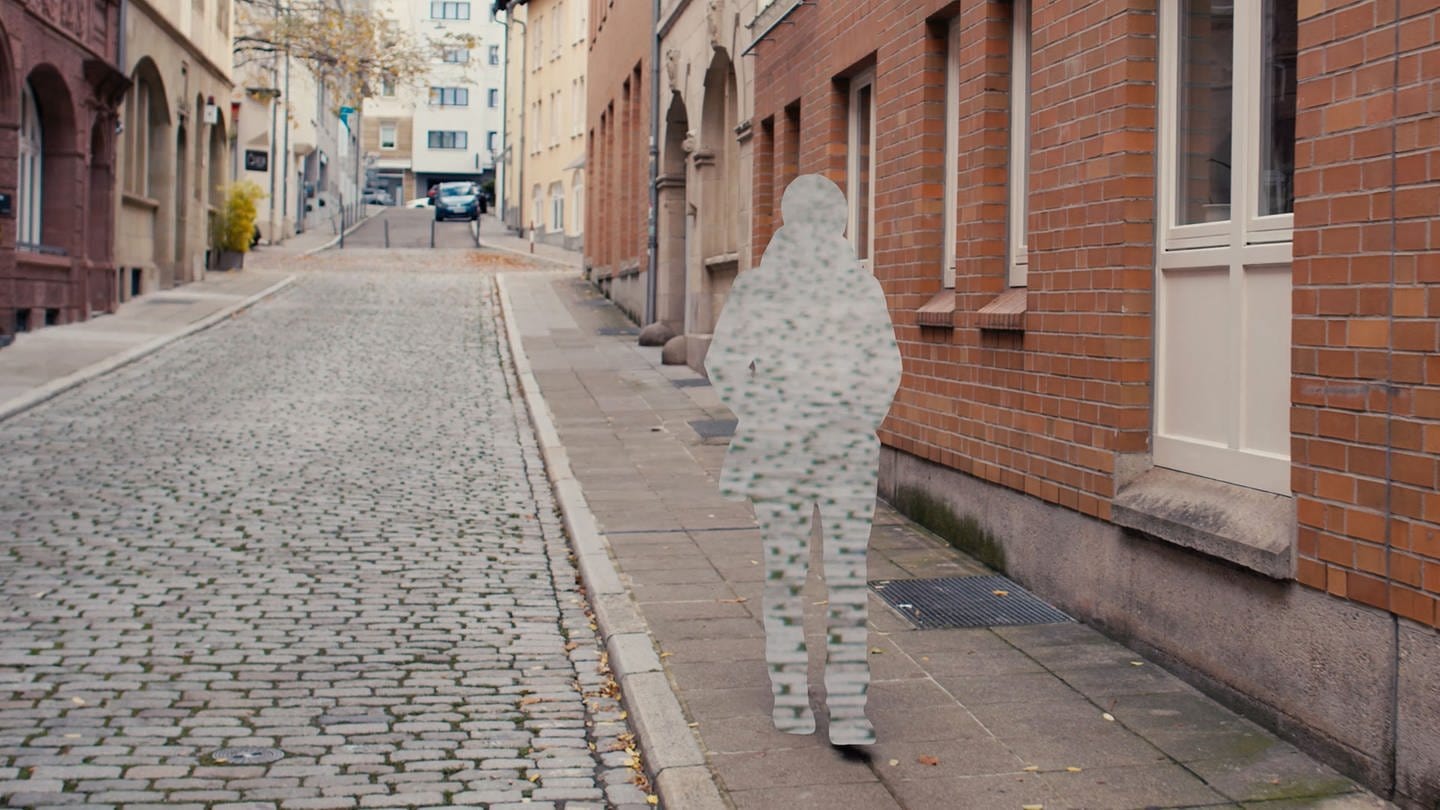 Eine Frau läuft eine Straße entlang. Sie will nicht erkannt werden, weil sie über ihre Vergewaltigung spricht. (Foto: SWR)